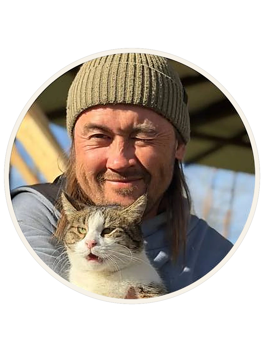 Alex with one of the garden cats at Nomad Garden